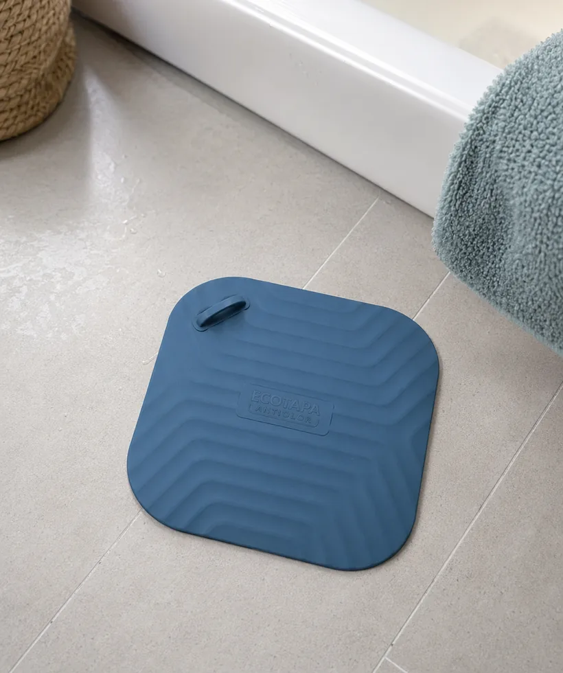 Ecotapa azul junto a una tina de baño