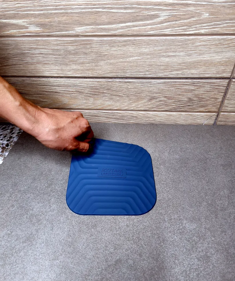 Ecotapa azul siendo retirada para dejar pasar el agua