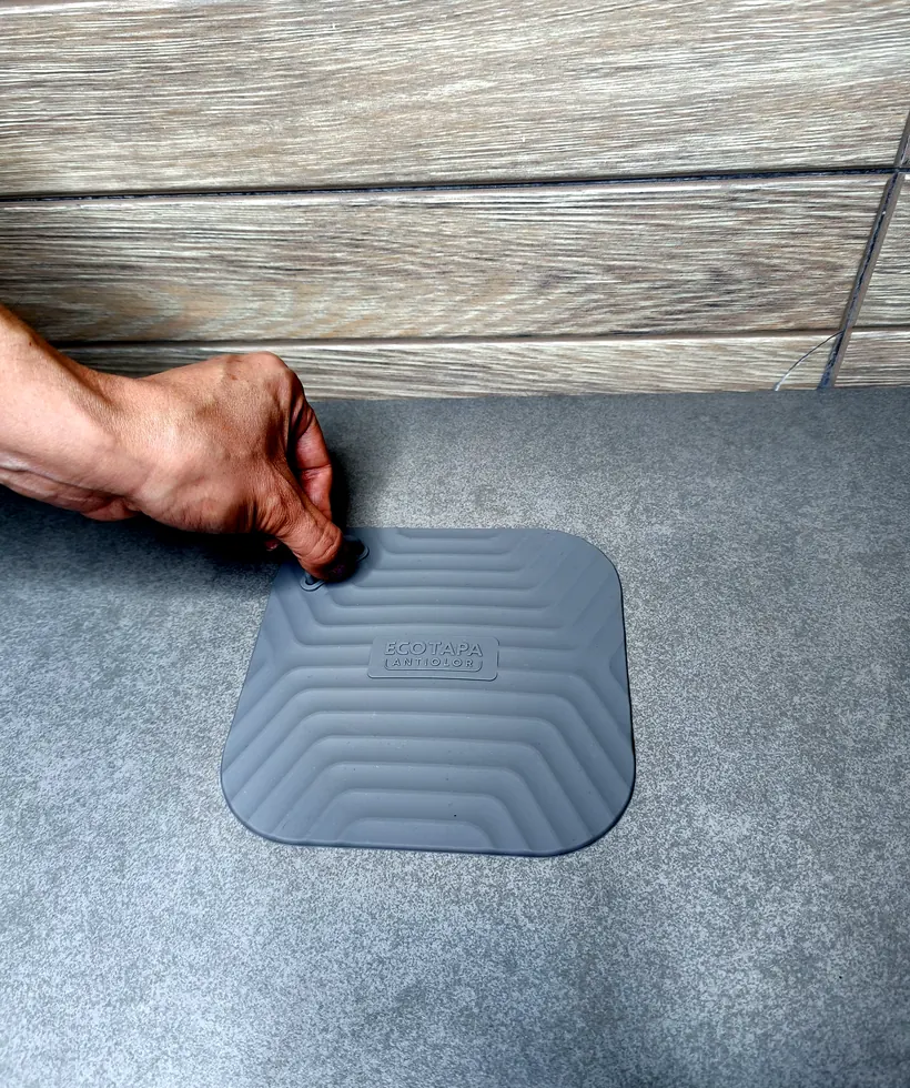 Ecotapa gris colocada en piso de baño